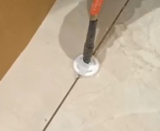 渝北瓷砖空鼓维修公司专业解答瓷砖在铺贴过程中，如果没有涂抹均匀到位的粘结材料（如水泥砂浆或瓷砖胶），可能会导致以下问题